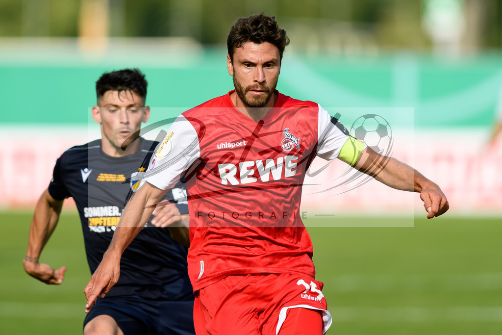 JENKOE20210808_298 | Fussball, Herren: Jonas Hector (1. FC Koeln) schaut beim Spiel der 1. Runde im DFB-Pokal zwischen FC Carl Zeiss Jena und 1. FC Koeln im Ernst-Abbe-Sportfeld am 08.08.2021 in Jena, Deutschland.DFB / DFL REGULATIONS PROHIBIT ANY USE OF PHOTOGRAPHS AS IMAGE SEQUENCES AND/OR QUASI-VIDEO. - Realisiert mit Pictrs.com