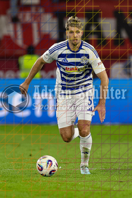 MSV Duisburg vs Rot-Weiss Essen - 3. Liga | Duisburg, Deutschland, 26.10.25:   Tobias Fleckstein (MSV Duisburg) in Aktion am Ball, Einzelaktion waehrend des Spiels der 3. Liga MSV Duisburg vs Rot-Weiss Essen in der schauinsland-reisen-arena(Foto von Brauer-Fotoagentur / Adrian Schlueter)
