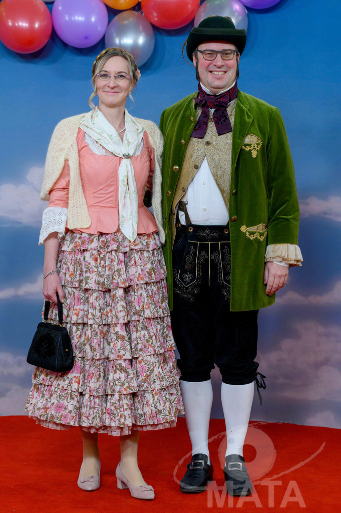 _DWA1295 | Regierungspräsident von Oberfranken  Florian Luderschmid (rechts) mit  seiner Gattin bei der TV-Sendung Fastnacht in Franken 2024. Veitshöchheim, 02.02.2024 Bayern Deutschland - Realisiert mit Pictrs.com