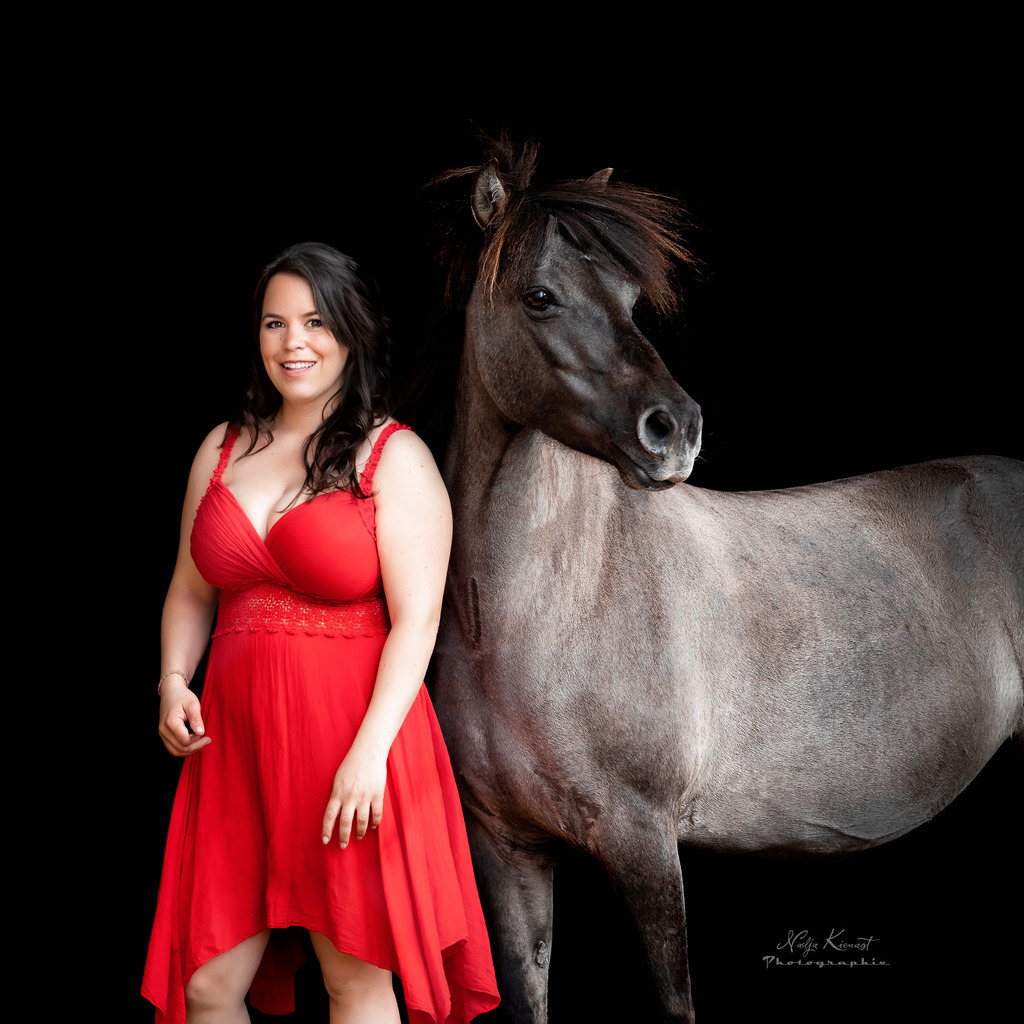 Web_Kienast_Nadja_8F6A8494 | Ich biete Ihnen einzigartige und individuelle Fotoshootings mit Ihren Tieren.
In individuellen Coachings lernen Sie, wie sie von Ihrem Pferd, Ihrer Katze, Ihrem Hund oder einfach Ihrem persönlichen Lieblingstier eindrucksvolle Fotos machen können.