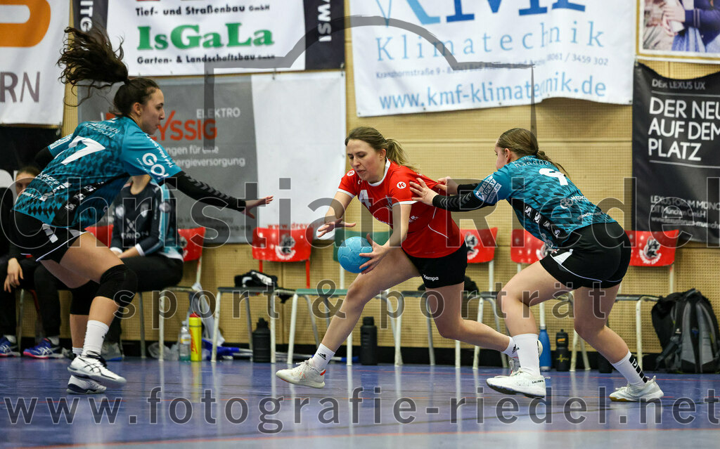 2022-11-27_043_SV_Anzing_gegen_HT_Muenchen_II | Anzing, Deutschland, 27.11.2022:
Handball, Bezirksliga 2022 / 2023, 7. Spieltag, SV Anzing gegen HT München II, Endergebnis: 28:32

Bianca Serg (HT München, #77), Louisa Böhm (SV Anzing, #4), Katharina Slavik (HT München, #9)

Foto: Christian Riedel / fotografie-riedel.net