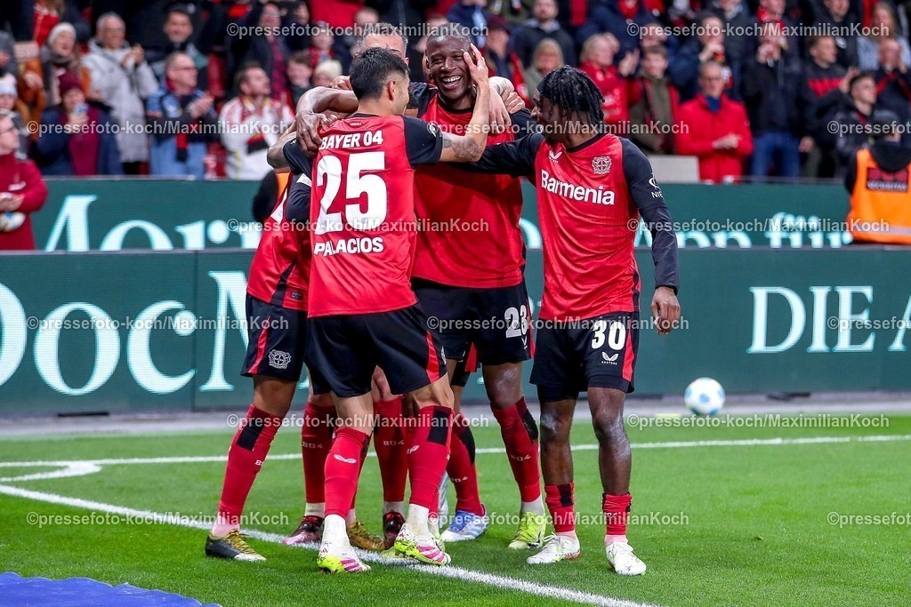 B0428032501077 | 28.03.2025, Fußball, Bayer 04 Leverkusen - VfL Bochum, 1. Fußball Bundesliga, 27. Spieltag, BayArena, Saison 2024 2025: Torjubel nach dem Tor zum 3:1 durch Torschütze Amine Adli (Bayer04 Leverkusen #21) zusammen mit der Mannschaft DFB regulations prohibit any use of photographs as image sequences and or quasi-video.