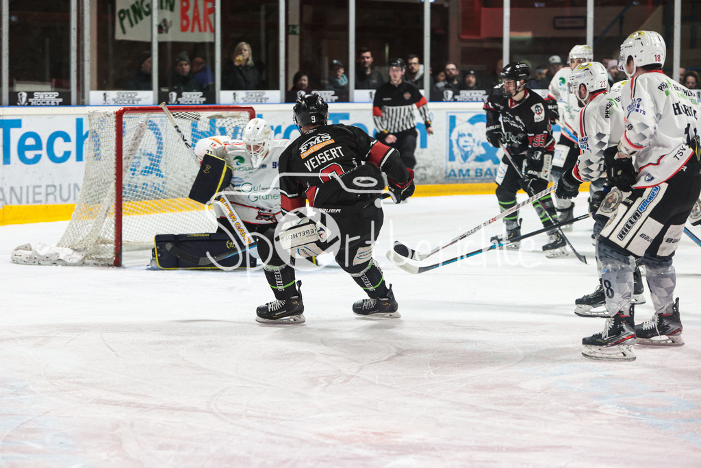 EHC Königsbrunn - TSV Peißenberg | Gustav VEISERT (EHC #9) bringt in dieser Szene den Puck nicht an Maximilian FREYTAG (TSV #31) vorbei
