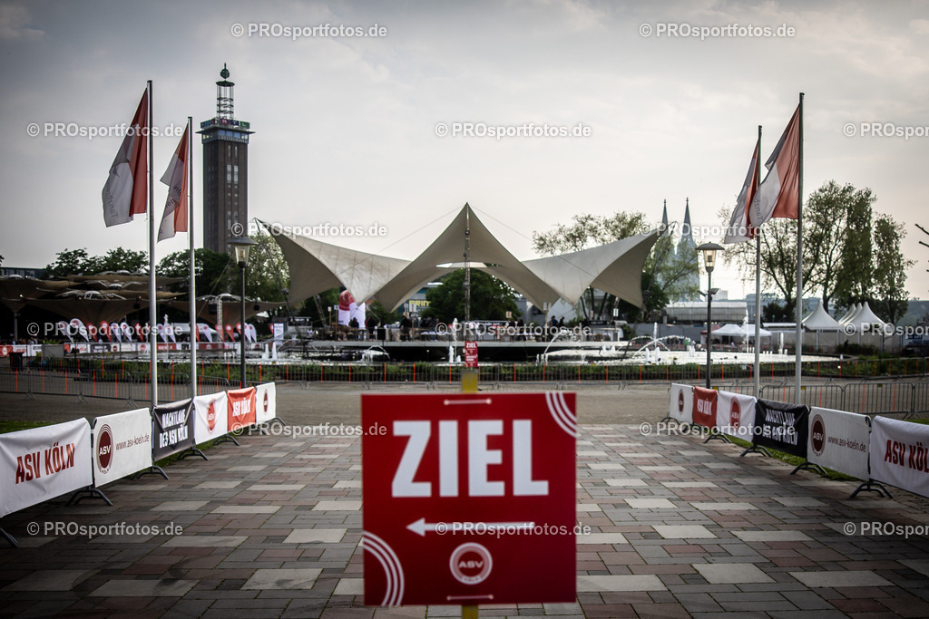 21. ASV Nachtlauf; Koeln, 08.05.24 | Impressionen vom 21. ASV Nachtlauf am 08.05.24 am Tanzbrunnen in Koeln. Foto: BEAUTIFUL SPORTS/Axel Kohring