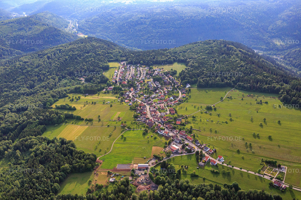 Luftbild: Dorfansicht im Schwarzwald aus Südwesten im Ortsteil Dennach in Neuenbürg im Bundesland Baden-Württemberg in Deutschland. Foto: IMG_079855.jpg vom 31.05.2015 durch Werner Riehm/FLY-FOTO.de