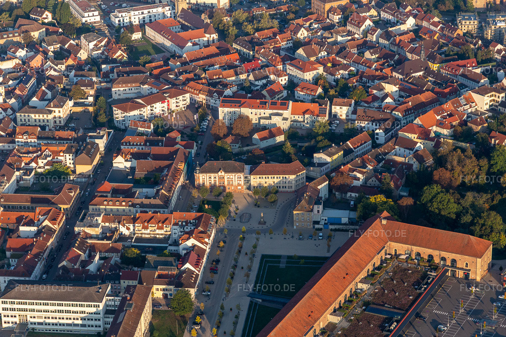 Luftbild: Platz- Ensemble des Paradeplatz und Luitpoldplatz mit Kreisverwaltung Germersheim, Landkreis Germersheim, WIFÖ im Innenstadt- Zentrum in Germersheim im Bundesland Rheinland-Pfalz in Deutschland. Foto: IMG_129775.jpg vom 10.10.2021 durch Werner Riehm/FLY-FOTO.de