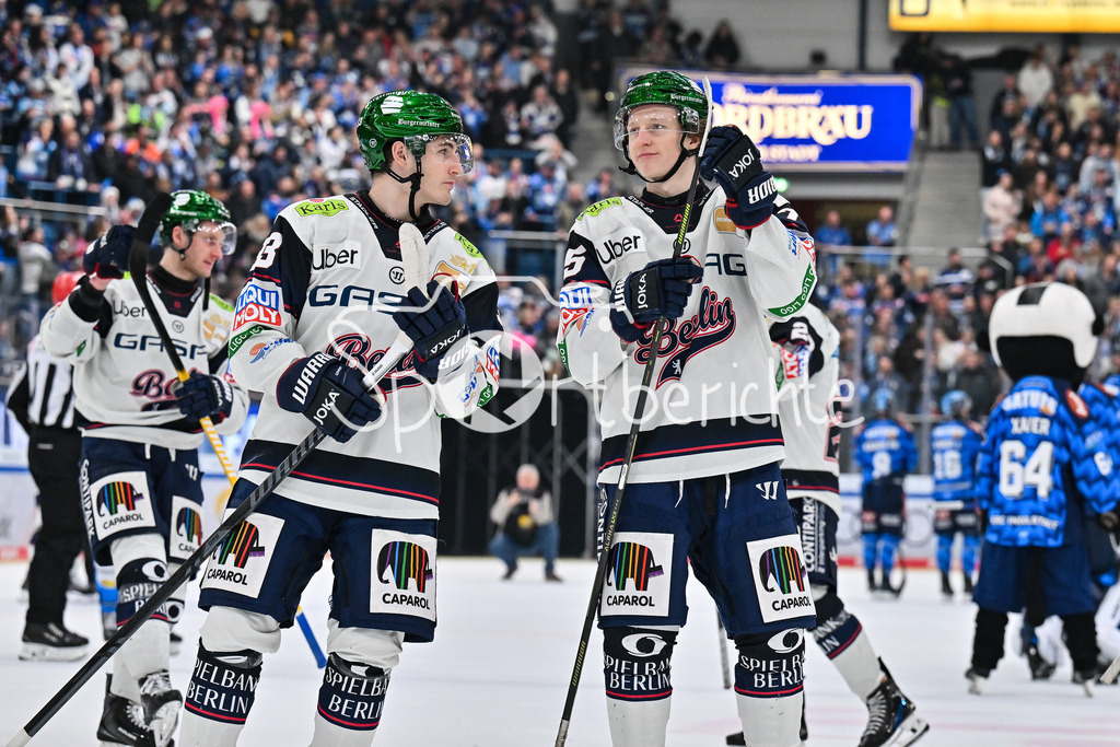 ERC Ingolstadt - Eisbären Berlin | INGOLSTADT, GERMANY - 18. DECEMBER: Die Spieler der Berliner bedanken sich bei den mitgereisten Fans nach der Niederlage in Ingolstadt nach dem Match zwischen dem ERC Ingolstadt und den Eisbären Berlin am 29. Spieltag der Penny DEL in der Saturn Arena /  Matej LEDEN (Eisbären Berlin 33) und Norwin PANOCHA (Eisbären Berlin 75)