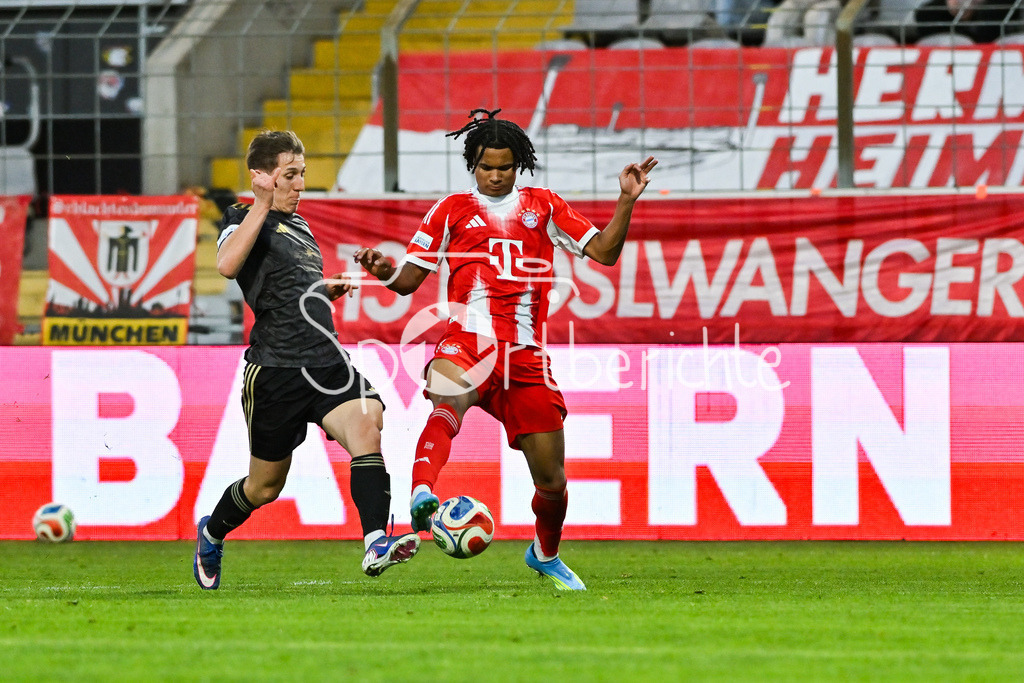 FC Bayern Amateure - SpVgg Ansbach | MUNICH, GERMANY - 17. APRIL: im Duell Lus ALTHAUS (SpVgg Ansbach 18) und Julien YANDA (FC Bayern München II 16) während dem Match zwischen den Amateuren des FC Bayern München und der SpVgg Ansbach am 29. Spieltag der Regionalliga Bayern im Grünwalder Stadion