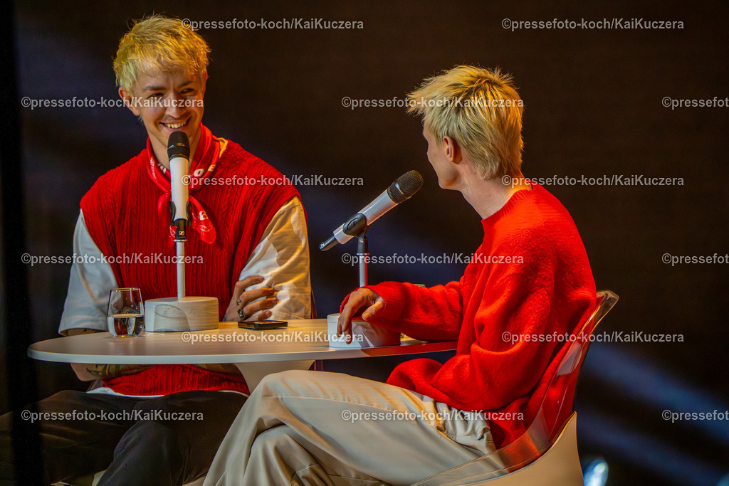 KKU16112401034 | 16.11.2024, xkkux, Düsseldorf, Mitsubishi Electric HALLE, Die Influencer Niklas van Lipzig und David Martin vom Podcast "Arm aber Sexy" performen bei ihrer Show dudes. LIVE UNCUT 2024