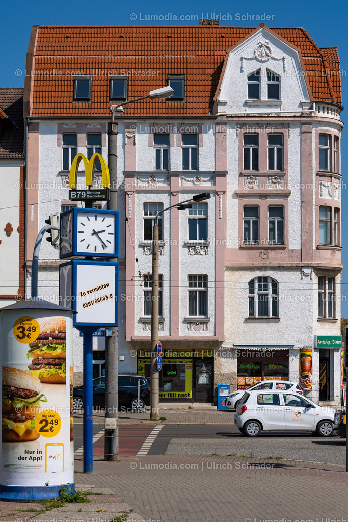 10049-12797 - Halberstadt - Spiegelstrasse | Stockfoto und Bilderpool mit Bildmaterial aus Deutschland, dem Harz, Halberstadt, Quedlinburg, Wernigerode und weltweit. Qualitativ hochwertige und professionelle Fotos anschauen und kaufen. - Realisiert mit Pictrs.com