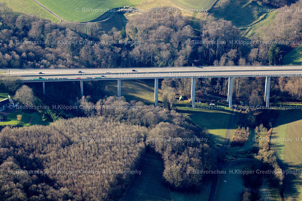 Luftbild Velbert-8652 | Luftbildfotografie Streckenführung und Fahrspuren im Verlauf der Autobahn- Brücke der BAB A535 bei Tönisheide in Velbert im Bundesland Nordrhein-Westfalen, Deutschland. - Realisiert mit Pictrs.com