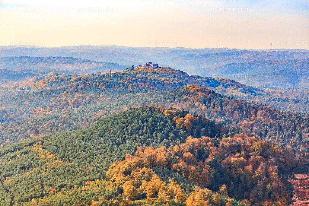 Vue aérienne: Château de Lichtenberg à Lichtenberg dans le département Bas Rhin, France – .Photo: IMG_084805.jpg prise le 24/10/2015 par Werner Riehm/FLY-FOTO.eu – Résolution de l'original: 5472 x 3648 px – Visiter le château de Lichtenberg dans les Vosges du Nord - Alsace