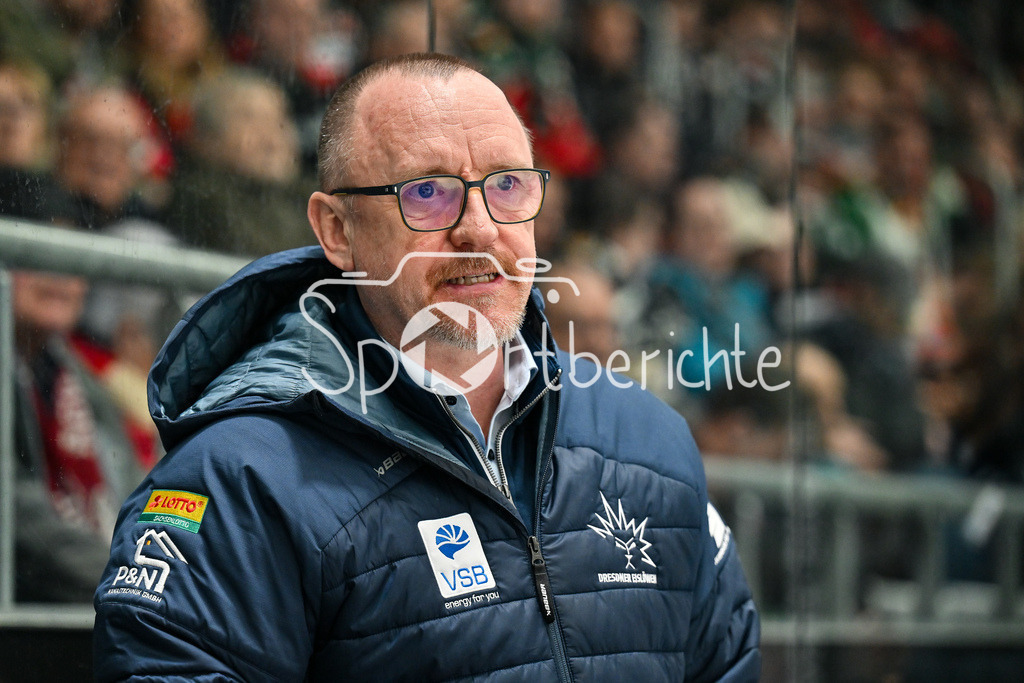 Augsburger Panther - Dresdner Eislöwen | AUGSBURG, DEUTSCHLAND - 06. MÄRZ: im Bild Craig STREU (Co-Trainer Dresdner Eislöwen) / Einzelfoto / Freisteller während dem Match zwischen den Augsburger Panthern und den Dresdner Eislöwen am 49. Spieltag der Penny DEL im Curt Frenzel Stadion