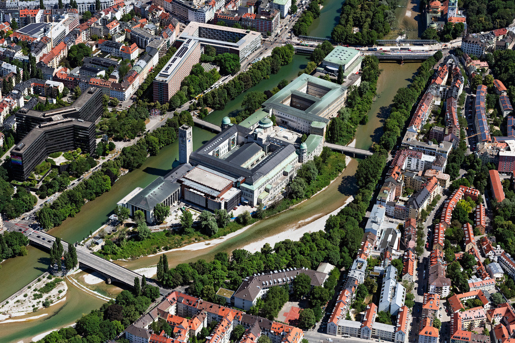 dr__0202649.jpg | MüNCHEN 29.06.2023 Das Deutsche Museum auf der Museumsinsel an den Ufern des Flußverlaufes der Isar in München im Bundesland Bayern. // The German Museum on Museum Island in Munich in Bavaria. Foto: Daniel Reiter