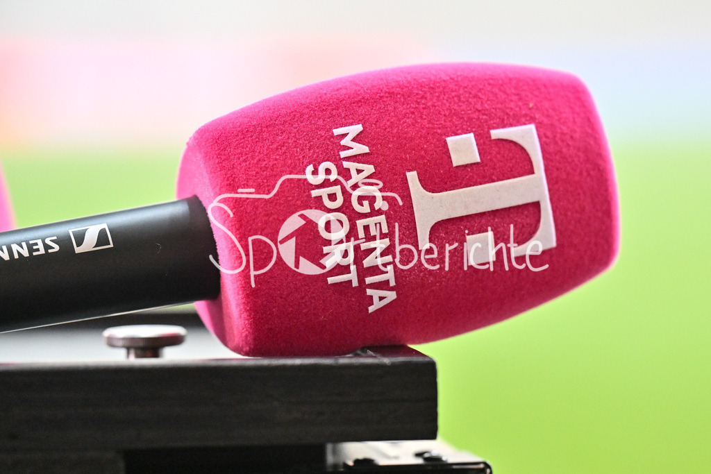 FC Bayern München Frauen - SG Eintracht Frankfurt Frauen | Magentasport / Mikrofon / Magenta Sport / Mikrophon / TV / Telekom / Live / Symbolbild / Google Pixel Frauen Bundesliga: FC Bayern Muenchen - Eintracht Frankfurt, FC Bayern Campus am 04.11.2024