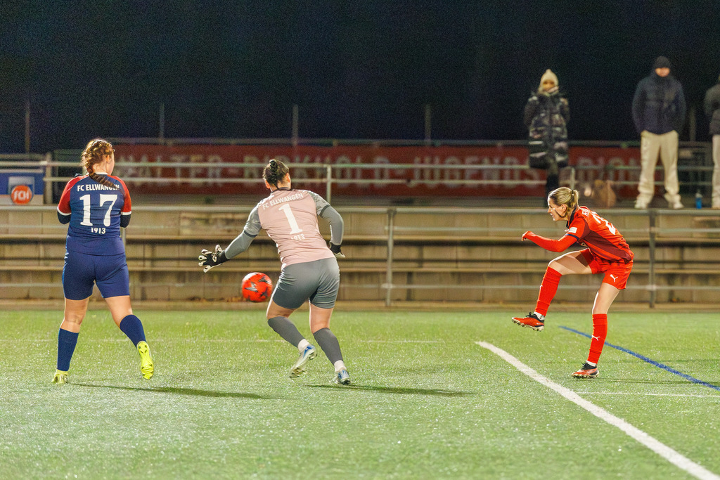 FCHFCE_251121_0554 | 1.FC Heidenheim 1846 II vs. FC Ellwangen II, Fußball, Frauen, Bezirksliga, 2025/2026, 10. Spieltag, 22.11.2025 in Heidenheim, Kunstrasen b. Voith-Arena West, Flutlichtspiel(Foto: Michael Bulling) - Realisiert mit Pictrs.com