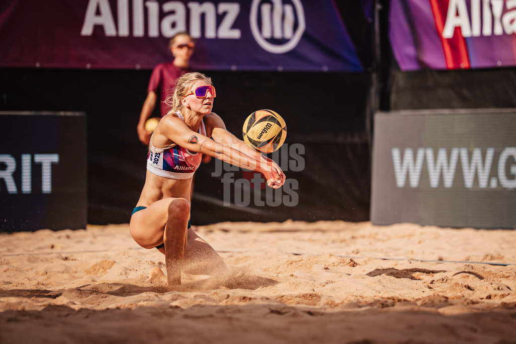 Beachvolleyball | Frauen | Allianz German Beach Tour 2025 | Tourstop München | 05.07.2025 | Nele Barber nimmt den Ball an