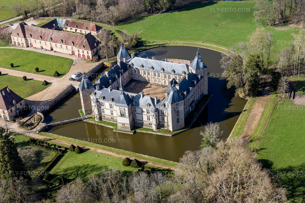 Aerial view: Château moated castle Sully in Burgundy in Sully in the state Saone et Loire, France. – Photo: IMG_105443.jpg taken on 04/01/2018 by Werner Riehm/FLY-FOTO.com – Resolution of the original: 5472 x 3648 px