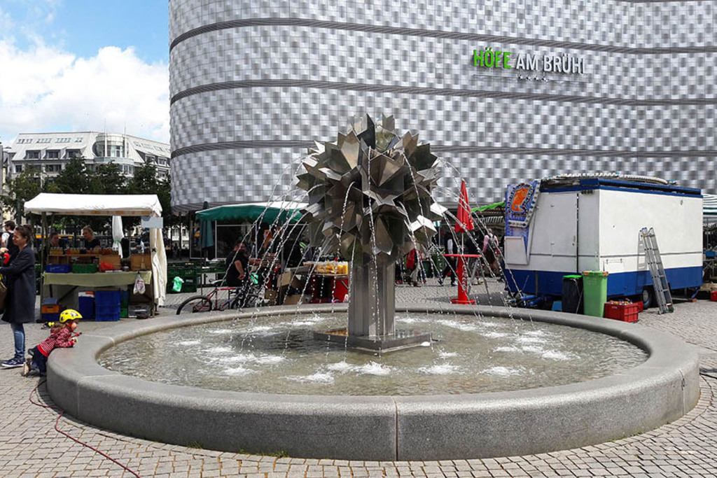 Foto: Leipzig - Wochenmarkt in der Innenstadt | Das Team hinter BILDLEXIKON LEIPZIG bündelt historische wie aktuelle Informationen über die Stadt Leipzig in Text und Bild auf einer Plattform und stellt diese der interessierten Öffentlichkeit zur Verfügung.