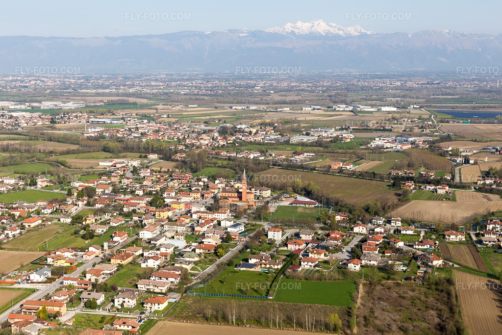 Aerial view: View of the town in Pescincanna in the state Friuli Venezia Giulia, Italy.Photo: IMG_105744.jpg taken on 04/08/2018 by Werner Riehm/FLY-FOTO.comResolution of the original: 5472 x 3648 px