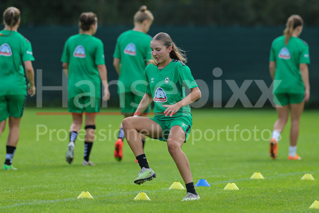 Fussball, Google Pixel Frauen-Bundesliga, Training SV Werder Bremen | v.li.: Lina Szaraz (SV Werder Bremen U 17) bei einer Trainingsübung