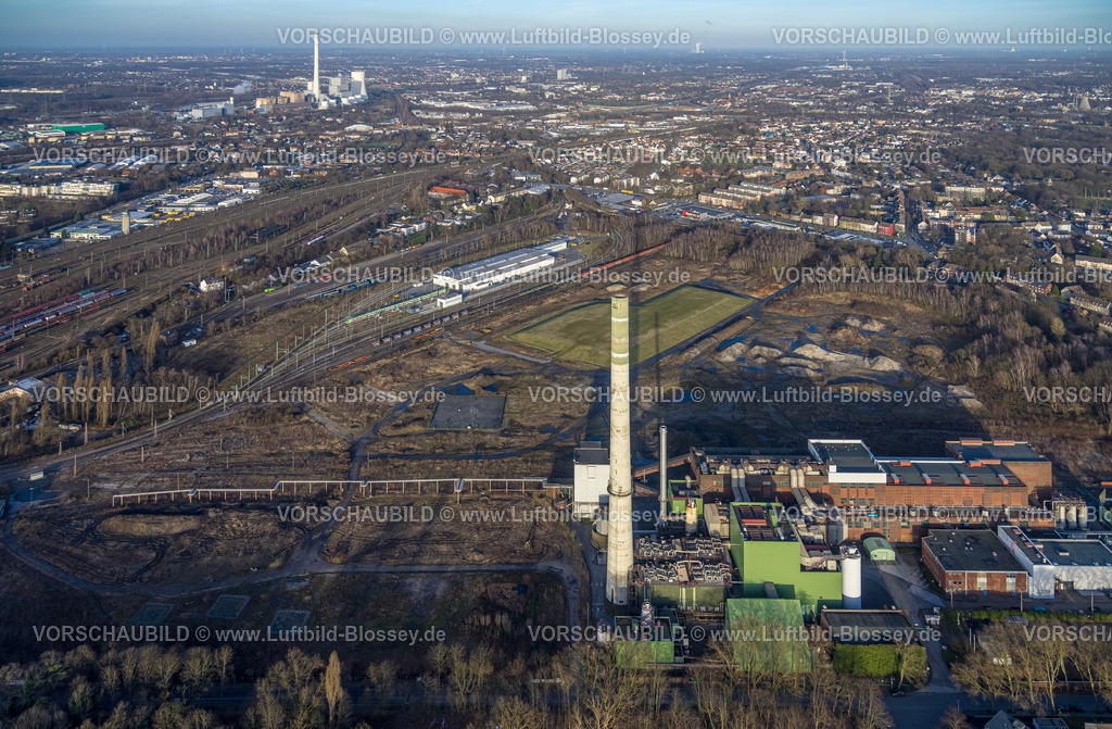 Herne240104237 | Luftbild, Freifläche ehemaliges Bergwerkgelände General Blumenthal, ehemaliges Kraftwerk Shamrock mit Turm, Stadler Rail Service an den Bahngleisen, Wanne-Süd, Herne, Ruhrgebiet, Nordrhein-Westfalen, Deutschland