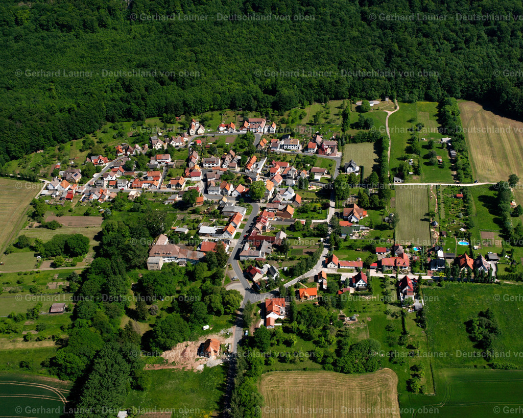 2634540 | VOLLENBORN 09.06.2006 Wald- Gebiete und Forstflächen umsäumen das Siedlungsgebiet des Dorfes in Vollenborn im Bundesland Thüringen, Deutschland // Village - view on the edge of forested areas in Vollenborn in the state Thuringia, Germany Foto: Gerhard Launer