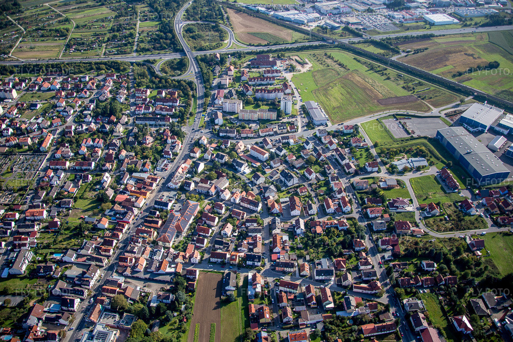 Luftbild: Ortsansicht der Straßen und Häuser der Wohngebiete in Hallstadt im Bundesland Bayern in Deutschland. Foto: IMG_073789.jpg vom 27.09.2014 durch Werner Riehm/FLY-FOTO.de