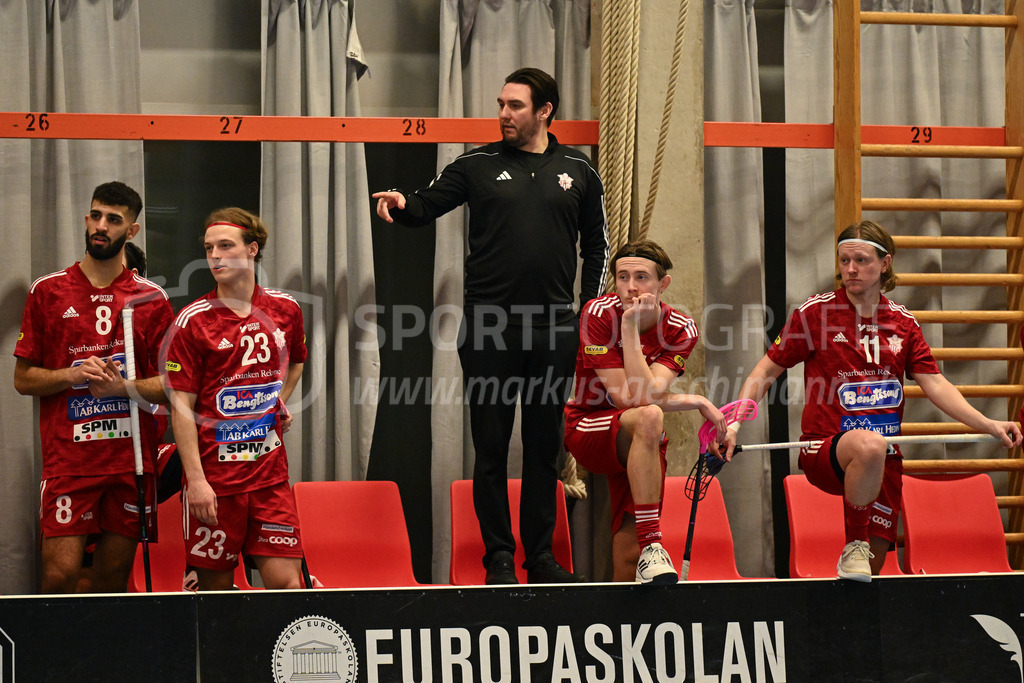 Strängnäs IBK vs FBC Kalmarsund Ungdom - 6. =January= 2024 | Strängnäs IBK vs FBC Kalmarsund Ungdom
Thomas Arena, Strängnäs
Ahmad Dakhallah (#8 Strängnäs IBK), Hampus Grundel (#23 Strängnäs IBK), Johan Jönsson (Head Coach Strängnäs IBK), ? and Patrik Hallberg (#11 Strängnäs IBK).
Bild: Sportfotografie Markus Aeschimann | www.markus-aeschimann.ch - Realisiert mit Pictrs.com