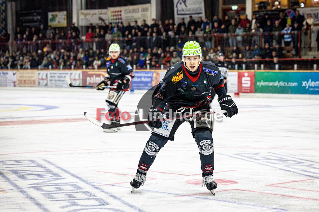 Peißenberg MINERS gegen EHC Königsbrunn | Eishockey Bayernliga 2025/26 Vorrunde 7. Spieltag, Peißenberg MINERS gegen EHC Königsbrunn, 20251102,Ryan MURPHY (MINERS 15) in Aktion, Zuschauer im Hintergrund,2025-11-02 in Peißenberg (flatbuy Arena Peißenberg), Ryan MURPHY (MINERS 15)Copyright: WolfgangxLindner www.foto-lindner.de