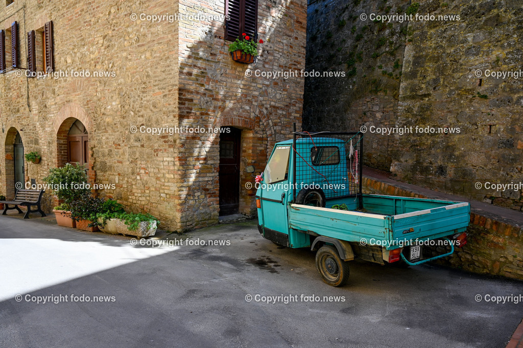 Italien_ Toskana_ San Gimignano_ 31.05.2024-164 | 31.05.2024, Italien, ITA, Toskana, San Gimignano im Bild Stadtansichten Gebäude, Architektur, Touristen, Historisch, Souvenir, Ansichten der berühmten Stadt San Gimignano in der Toskana-Italien - View of the famous town San Gimignano in Tuscany-ItalySan Gimignano ist eine italienische Kleinstadt in der Toskana mit einem mittelalterlichen Stadtkern. San Gimignano wird auch die Stadt der Türme genannt. Die Stadt liegt in der Provinz Siena. Sie gehört neben Florenz, Siena und Pisa zu den von Touristen meist besuchten Zielen in der Toskana.