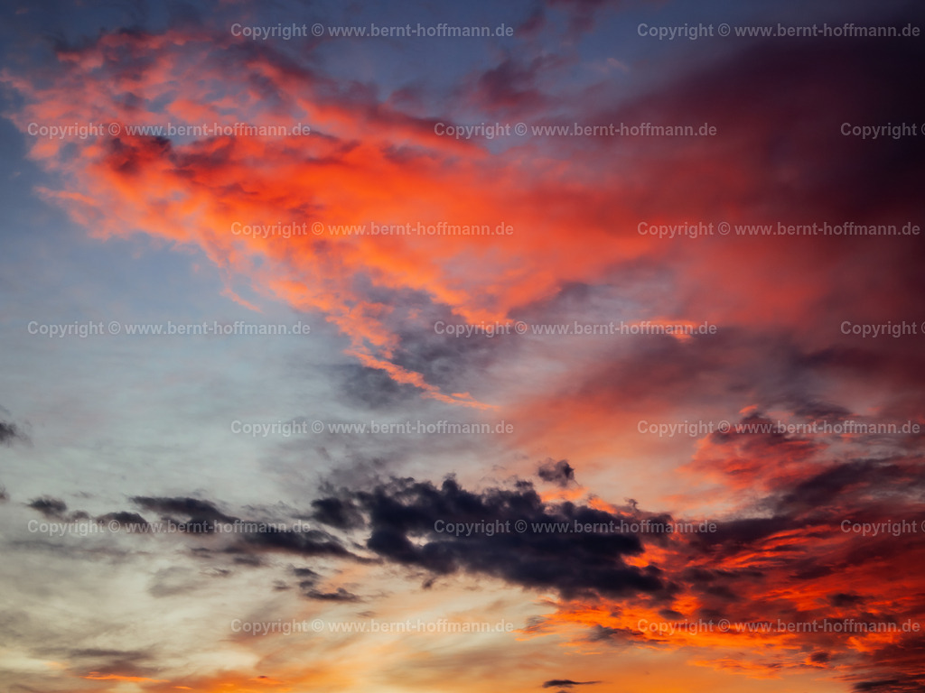 PHF_4713_Abendwolken_80x60 | FOTOGRAFIE. Himmlische Farben - Abendrot. __ Altocumulus -Wolken - mittelhohe Wolken - wurden von der untergehenden Sonne rötlich angestrahlt. - Realisiert mit Pictrs.com