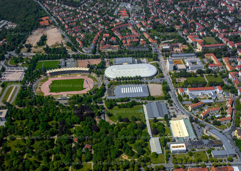 2413790 | ERFURT 06.05.2020 Gebäude der Sporthalle des " Eissportzentrum Erfurt " an der Arnstädter Straße in Erfurt im Bundesland Thüringen, Deutschland. Weiterführende Informationen bei: Werkleitung Erfurter Sportbetrieb (ESB). // Roof on the building of the sports hall of " Eissportzentrum Erfurt " on Arnstaedter Strasse in Erfurt in the state Thuringia, Germany. Further information at: Werkleitung Erfurter Sportbetrieb (ESB). Foto: Gerhard Launer