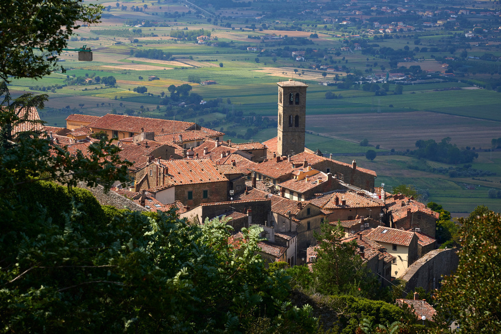 Blick von der Via Porta Montanina auf den Duomo di Cortona | Cortona, Italien - September 08, 2016: Blick von der Via Porta Montanina auf den Duomo di Cortona. - Realisiert mit Pictrs.com