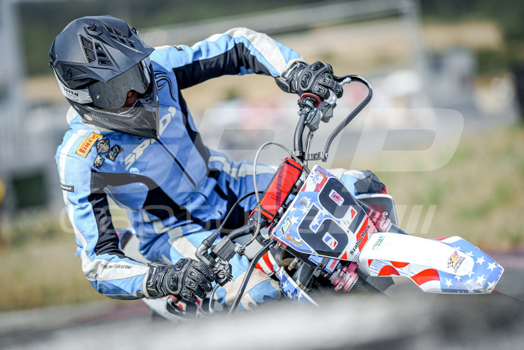 SuperMoto_Staatsmeisterschaft_Fuglau-542 | GRIPcapture steht für authentische Sportfotografie in Österreich – für Momente, die mehr sind als Geschwindigkeit oder Ergebnis. Es geht um Emotion, Spannung, Fokus und den Augenblick, der oft nur einen Wimpernschlag dauert.Ob Motorsport, Teamsport oder 