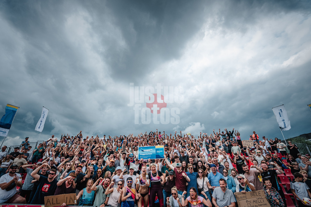 Beachvolleyball | Frauen | Allianz German Beach Tour 2025 | Tourstop Bremen | 15.06.2025 | v.l. Nele Barber und Melanie Gernert nach dem Turniersieg Siegerfoto mit den Fans
