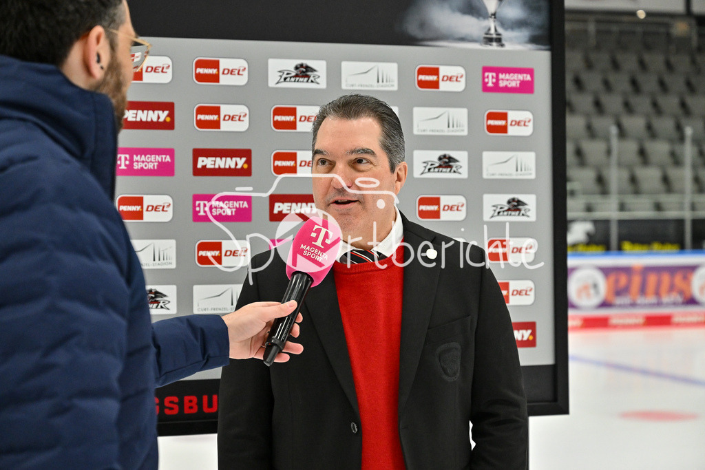 Augsburger Panther - Löwen Frankfurt  | Im Bild Larry MITCHELL Headcoach Augsburger Panther vor der Partie gegen Frankfurt beim Interview von Magentasport / DEL: Augsburger Panther - Loewen Frankfurt, Curt Frenzel Stadion am 12.01.2025