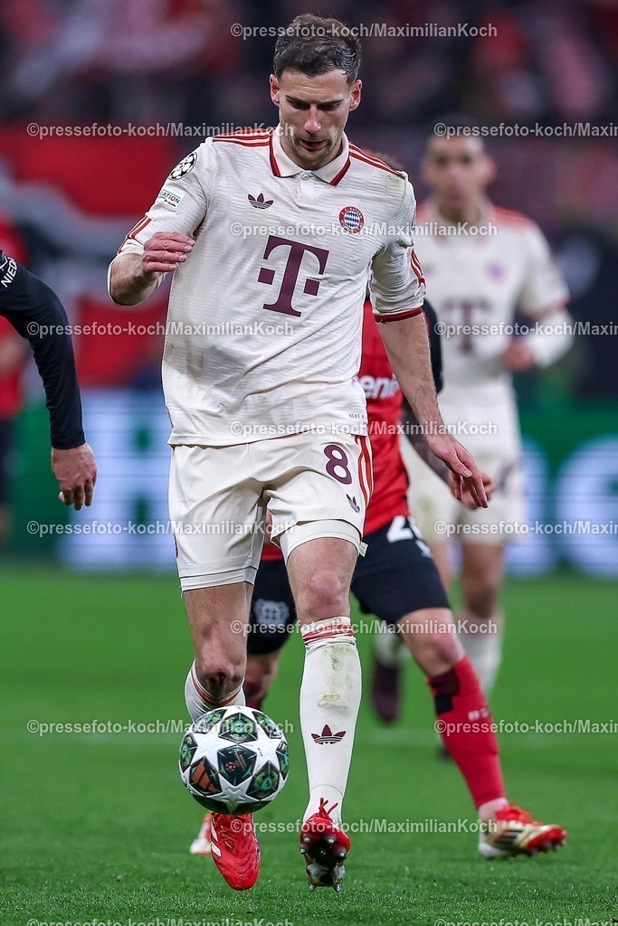 UCL11032502378 | 11.03.2025, Fußball, UEFA Champions League, Bayer 04 Leverkusen - FC Bayern München, Achtelfinale Rückspiel, BayArena, Saison 2024 2025: Leon Goretzka (FC Bayern #8) im Zweikampf gegen Patrik Schick (Bayer04 Leverkusen #14) und Alejandro Grimaldo (Bayer04 Leverkusen #20)DFB regulations prohibit any use of photographs as image sequences and or quasi-video.