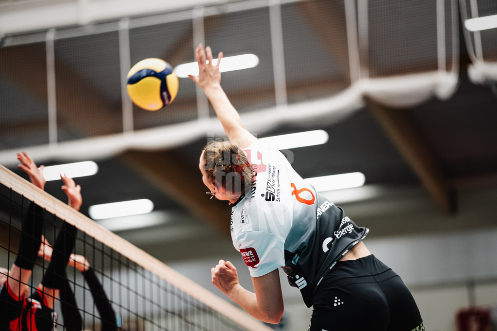 Volleyball | Frauen | Saison 2025/2026 | Volleyball Bundesliga | ETV Hamburger Volksbank Volleys vs. Dresdner SC | 15.11.2025 | Jette Kuipers (#8, Dresdner SC) beim Angriff