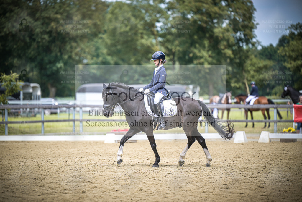 DOS_8031 | Entdecke hochwertige Reitturnierfotos von Foto Oger. Professionell, emotional und authentisch – jetzt Lieblingsmomente im Shop bestellen. - Realisiert mit Pictrs.com