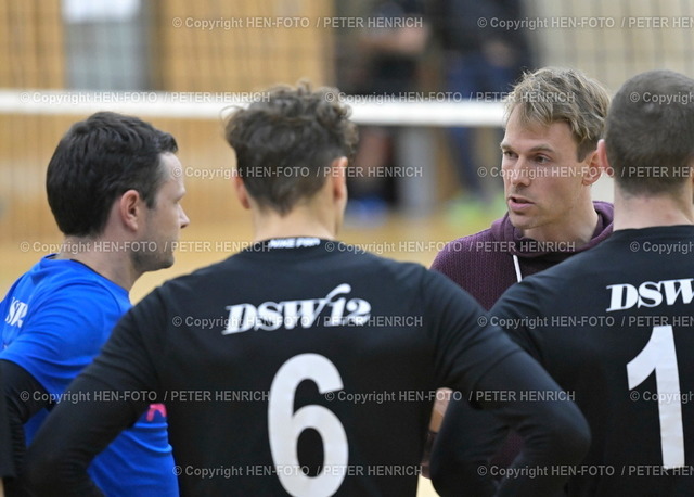 20221112-5756-volleyb-dswda-tvbiedenk-HEN-FOTO | 12.11.2022 Volleyball Männer Oberliga Saison 2022 2023 DSW Darmstadt - TV Biedenkopf (3:0) v. li. Auszeit Besprechung 1 Nils Balser 6 Philipp Rosendahl 11 Jan Skarabis Trainer Nicolai Erbs (Darmstadt) (Foto: Peter Henrich) - Realisiert mit Pictrs.com