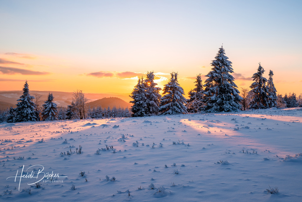 Abendstimmung auf dem Kahlen Asten im Winter | Sonnenuntergang auf dem Kahlen Asten im Winter - Realisiert mit Pictrs.com