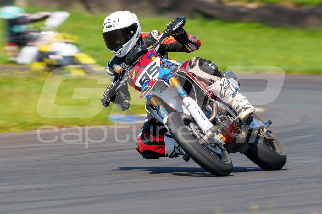 G-Cup + Supermoto Staatsmeisterschaft + Hungarian Supermoto Championship | GRIPcapture steht für authentische Sportfotografie in Österreich – für Momente, die mehr sind als Geschwindigkeit oder Ergebnis. Es geht um Emotion, Spannung, Fokus und den Augenblick, der oft nur einen Wimpernschlag dauert.Ob Motorsport, Teamsport oder 