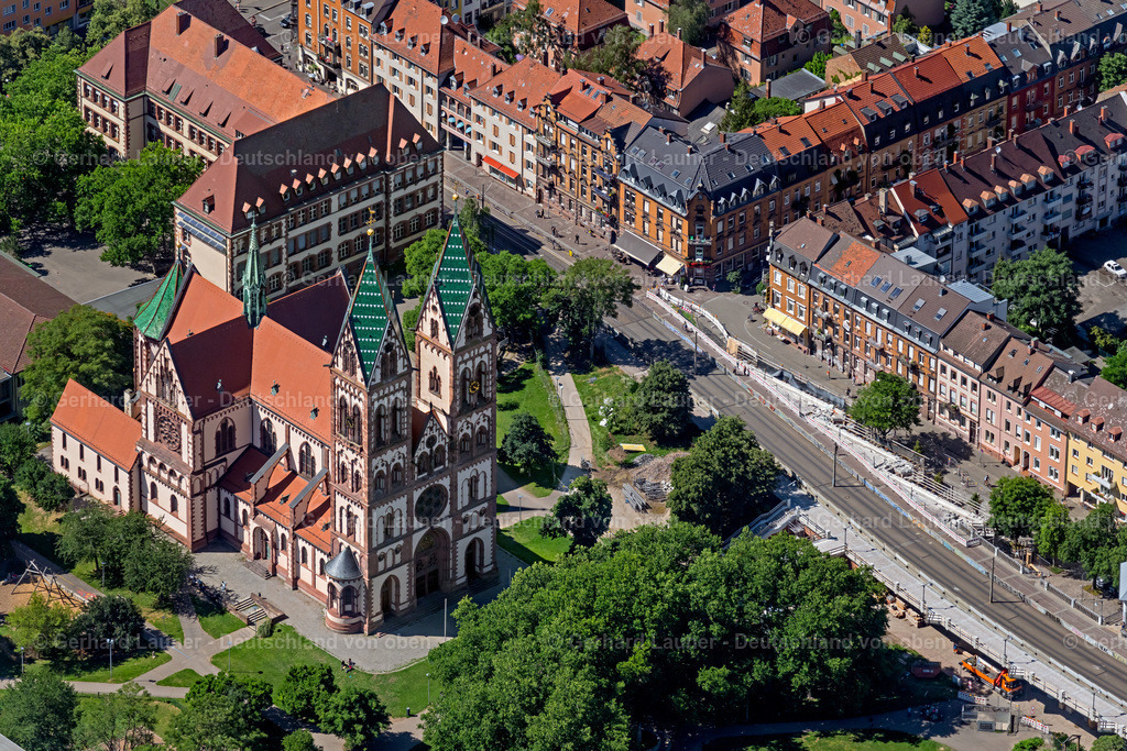 4033454 | FREIBURG IM BREISGAU 30.06.2020 Kirchengebäude " Herz Jesu " an der Straße Amalie-Gramm-Weg im Ortsteil Stühlinger in Freiburg im Breisgau im Bundesland Baden-Württemberg, Deutschland. Weiterführende Informationen bei: Katholische Seelsorgeeinheit Freiburg Mitte. // Church building " Herz Jesu " on street Amalie-Gramm-Weg in the district Stuehlinger in Freiburg im Breisgau in the state Baden-Wuerttemberg, Germany. Further information at: Katholische Seelsorgeeinheit Freiburg Mitte. Foto: Gerhard Launer
