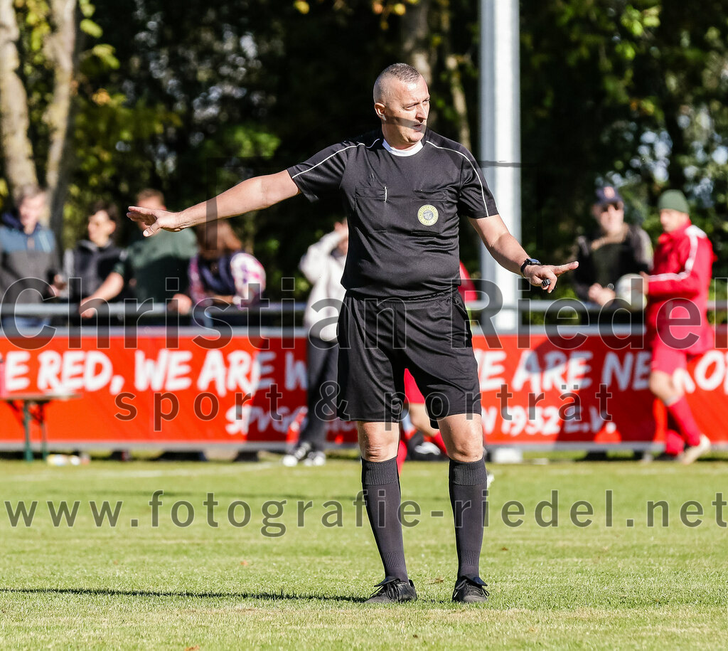 2023-10-22_060_SpVgg_Eichenkofen_gegen_SpVgg_Altenerding_II | Erding, Deutschland, 22.10.2023:
Fußball, A-Klasse 2023 / 2024, 12. Spieltag, SpVgg Eichenkofen gegen SpVgg Altenerding II, Endergebnis: 3:1

Schiedsrichter Muja Lozic

Foto: Christian Riedel / fotografie-riedel.net