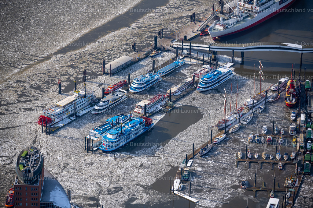 4044777 | HAMBURG 14.02.2021 Hafenanlagen des Niederhafen mit dem Feuerschiff und Ausflugsbooten am Ufer des Flußverlaufes der Elbe in Hamburg, Deutschland. // Port facilities of the Niederhafen with the lightship and excursion boats on the banks of the river Elbe in Hamburg, Germany. Foto: Gerhard Launer