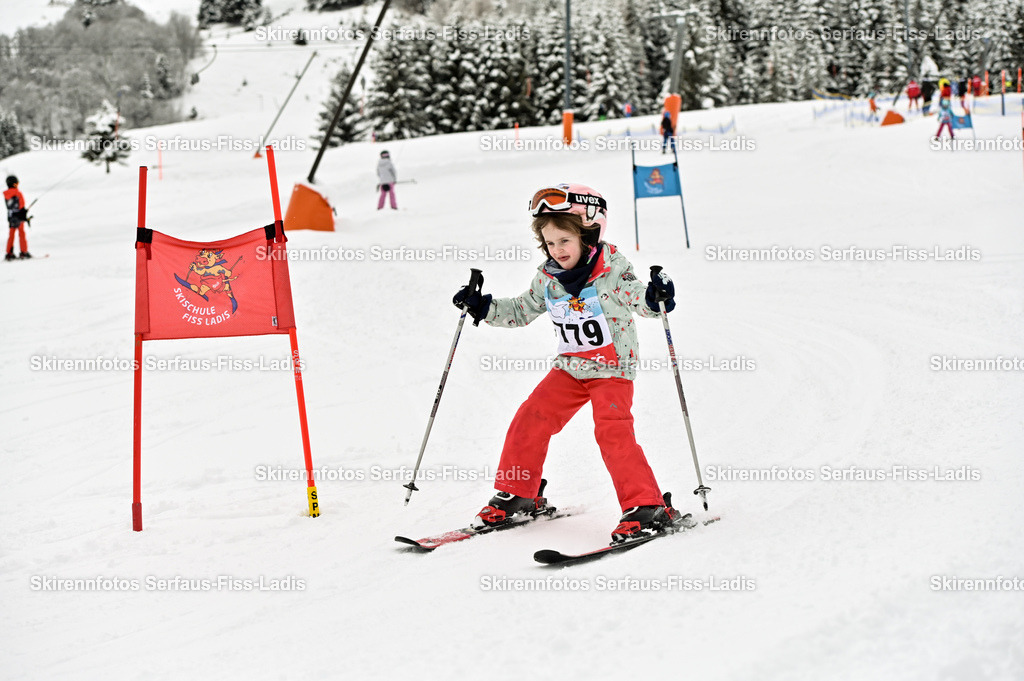 SRF_20.02.2026_0936 | Skirennfotos,Serfaus,Fiss,Ladis,Kinderskirennen,Winter,Tirol,Oberland,skirace,SFL,feelfree,weil wir's genießen,ski,Ski,skifahren,Sonnenplateau, - Realisiert mit Pictrs.com