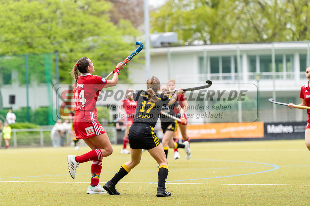 HK_20240407_100170 | 1. Bundesliga Hockey Damen Rot-Weiss Köln - Harvestehuder THC am 7.4.2024 Rot-Weiss Köln, Köln , Paula Brux ( Rot-Weiss Köln #44 ) , Bauer Kataharina ( Harvestehuder THC #17 )