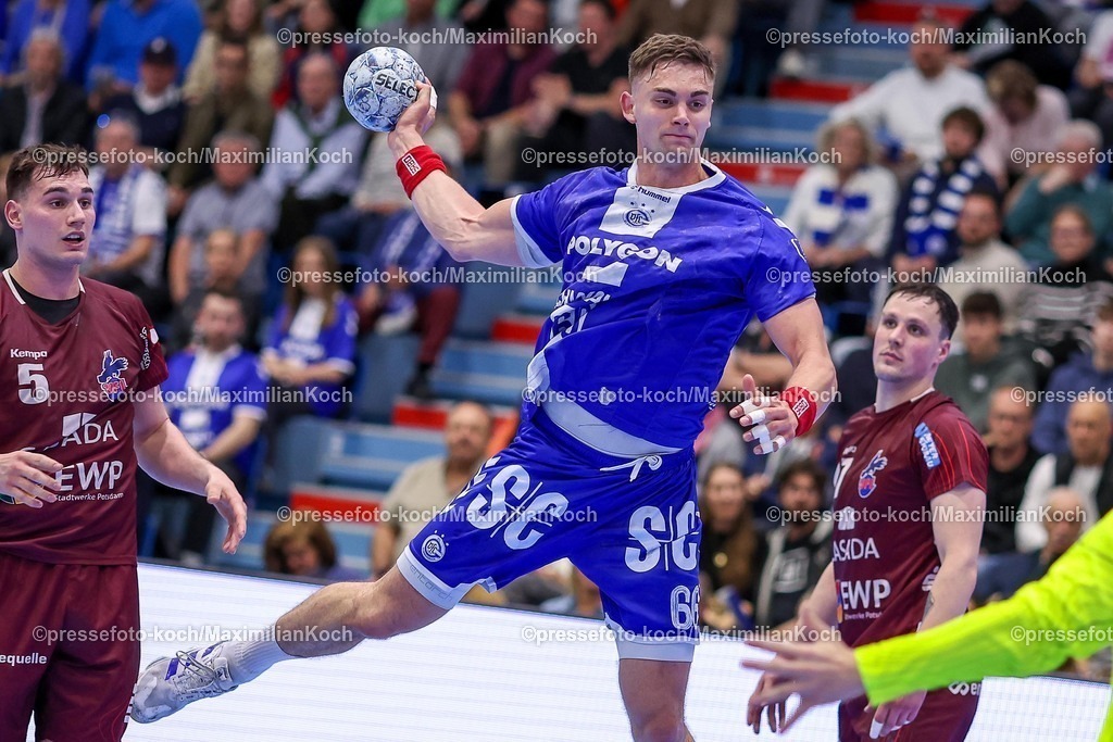 Gum25042501099 | 25.04.2025, Handball, HBL, VfL Gummersbach - 1. VfL Potsdam, Schwalbe-Arena: Stepan Zeman (GUM #66) wirft den Ball auf das Tor von Torwart Mark Ferjan (VfL Potsdam #77) 