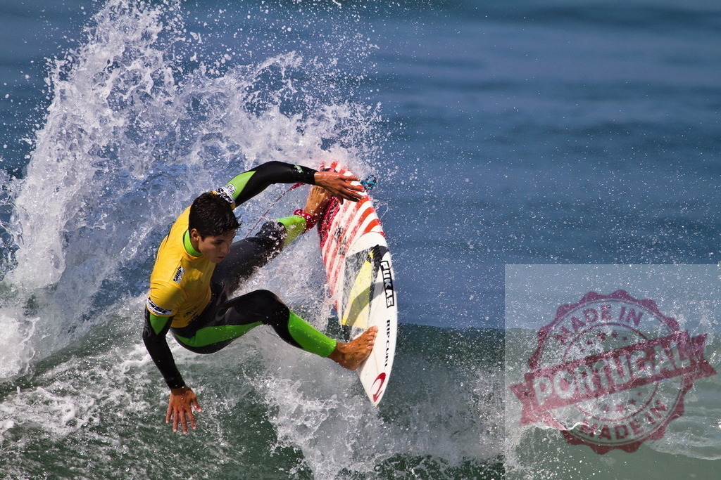 Professional surfer riding ocean wave during surfing competition | Young man surfing ocean wave during professional surfing competition - Realisiert mit Pictrs.com